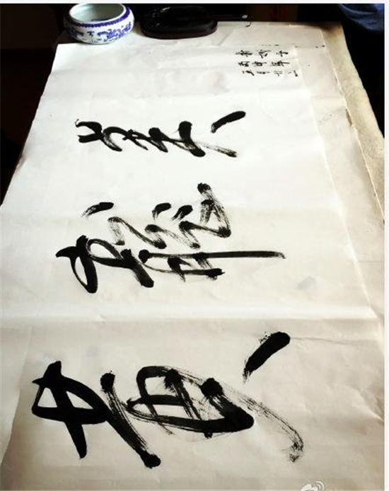 明星写的毛笔字朱一龙一气呵成李小璐的风格很刚劲有力