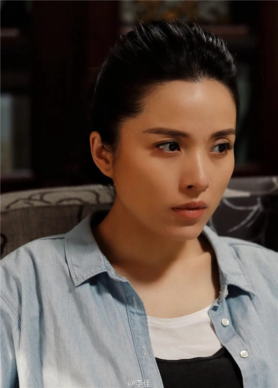 李佳彻底火了,片约不断,成为北影96级最耀眼的女演员,风头直接盖过了