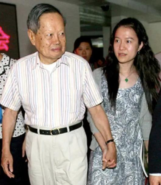 不知不觉,杨振宁与翁帆已经结婚17年了,但是他们一直没有选择生孩子.