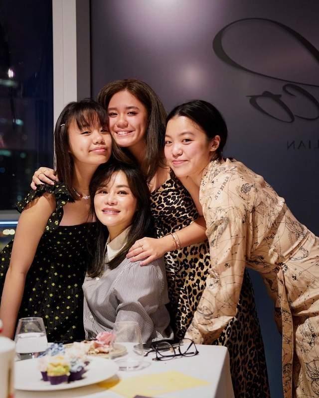 钟镇涛和前妻章小蕙的大女儿钟嘉晴晒出了为继母范姜庆生的照片,范姜