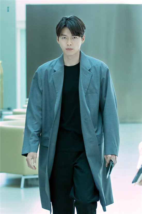 玄彬机场时尚4：淡绿色长版大衣，是《阿宫》刘代表！