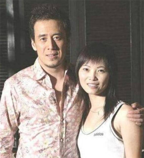 1998年,杨坤当了初恋女友分手时留下的项链,扛过了最艰难的时期