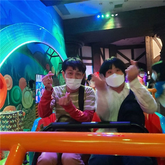 《虽然是精神病但没关係》戏外也超暖！吴政世陪智力障碍者逛游乐园