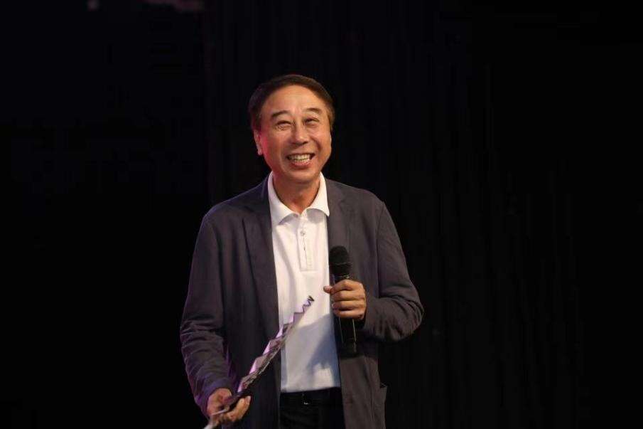 冯巩回老家与两个亲姐踏青，三人长相如出一辙，网友感叹基因强大