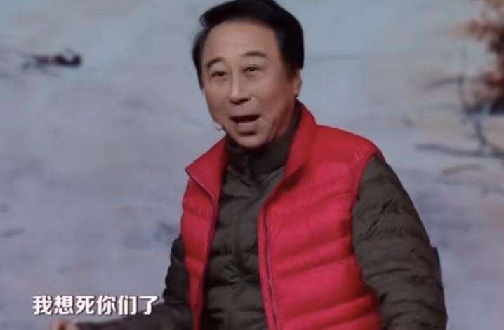 冯巩回老家与两个亲姐踏青，三人长相如出一辙，网友感叹基因强大