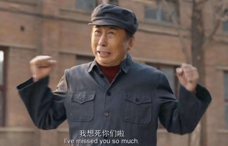 冯巩回老家与两个亲姐踏青，三人长相如出一辙，网友感叹基因强大