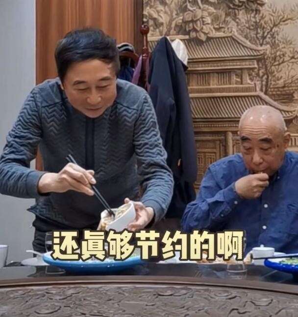 冯巩回老家与两个亲姐踏青，三人长相如出一辙，网友感叹基因强大