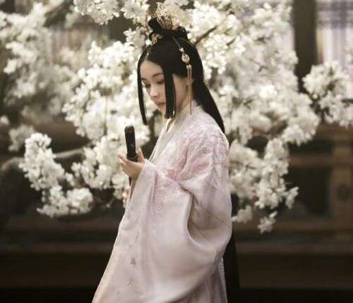 王子文晒儿子全身照,豆芽的身高快超过妈妈,侧脸让女网友齐喊:婆婆好