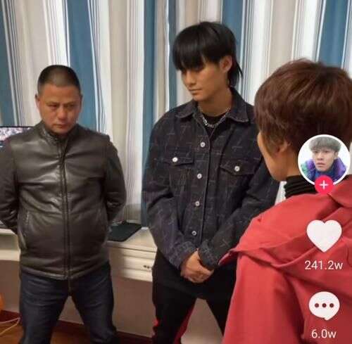 疯狂小杨哥身份曝光,难怪他每天玩游戏还能开跑车,贫穷限制想象