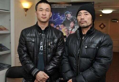 旭日阳刚11年后再唱汪峰名曲,街头开唱无人买单,与大衣哥差距大