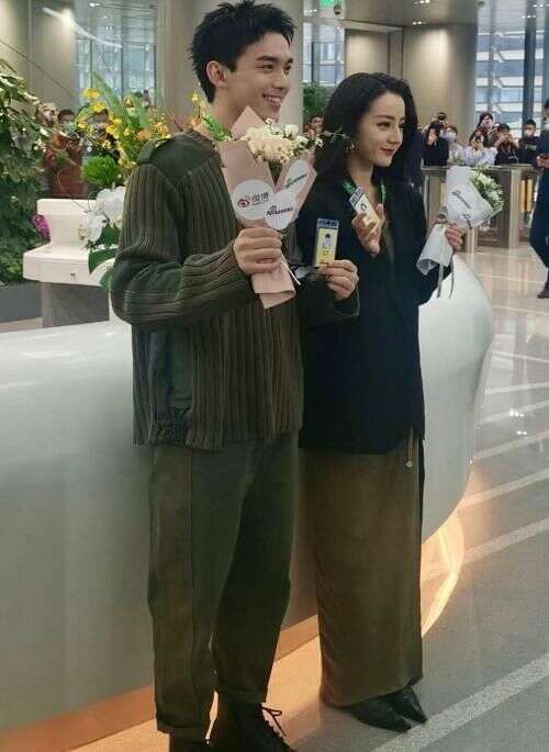 热巴扫楼被粉丝围堵,谁留意到吴磊在干啥?不愧是情商王!