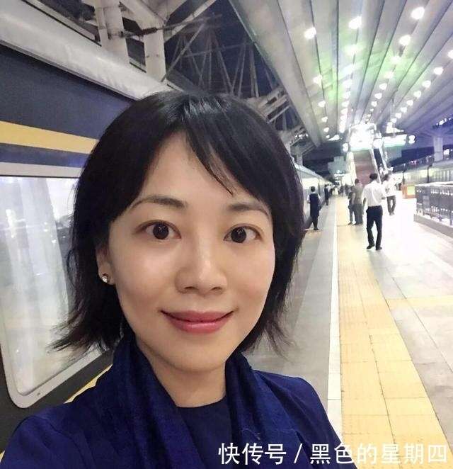 劳春燕近照，她是央视女神，丈夫是报刊总编，两人都是高考状元