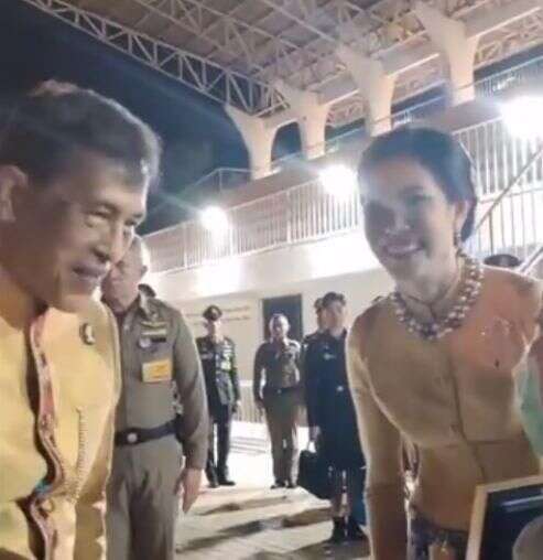 诗妮娜为泰王当司机,两人穿金色情侣装秀恩爱,苏提达又要伤心了