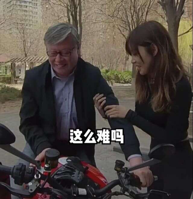 痞幼晒23.5万新机车,一查价格男粉沸腾,集体要求后座留位置