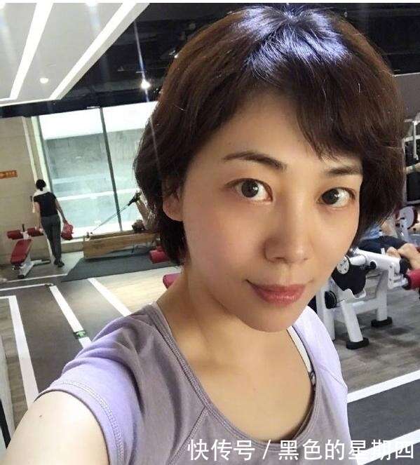 劳春燕近照，她是央视女神，丈夫是报刊总编，两人都是高考状元