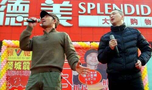 旭日阳刚11年后再唱汪峰名曲,街头开唱无人买单,与大衣哥差距大