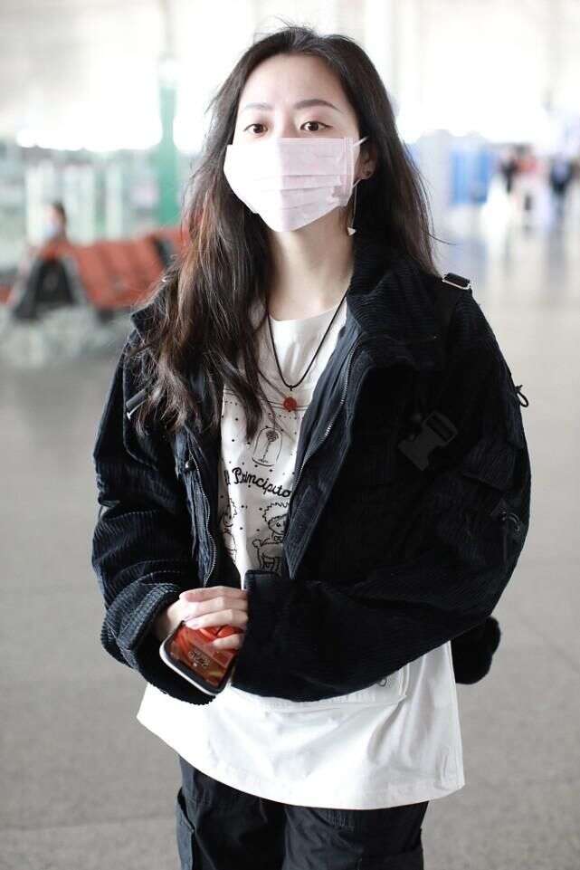 张靓颖长T恤搭短外套简约个性 微卷长髮尽显慵懒粉
