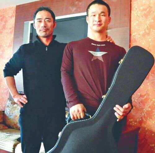 旭日阳刚11年后再唱汪峰名曲,街头开唱无人买单,与大衣哥差距大