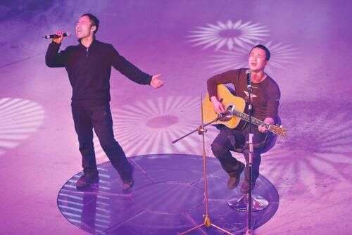 旭日阳刚11年后再唱汪峰名曲,街头开唱无人买单,与大衣哥差距大