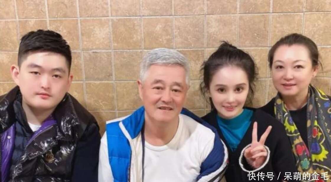 赵本山私人飞机五折出售，附送高颜值空姐，老婆自曝退休金4千2