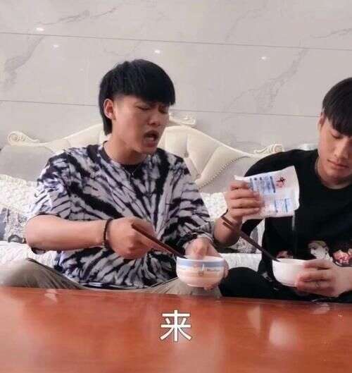 疯狂小杨哥身份曝光,难怪他每天玩游戏还能开跑车,贫穷限制想象