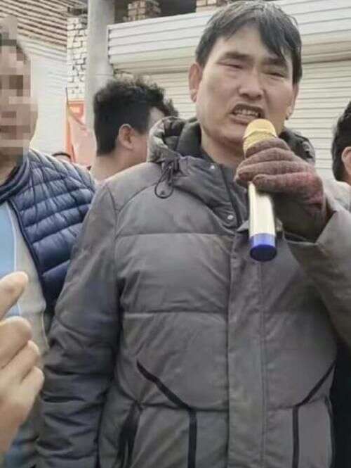 旭日阳刚11年后再唱汪峰名曲,街头开唱无人买单,与大衣哥差距大
