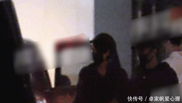 王菲谢霆锋与友人聚会，甜蜜牵手，甜蜜返爱巢力破分手传闻