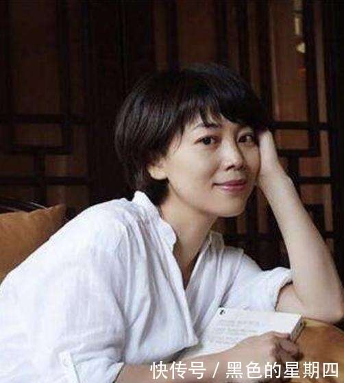 劳春燕近照，她是央视女神，丈夫是报刊总编，两人都是高考状元