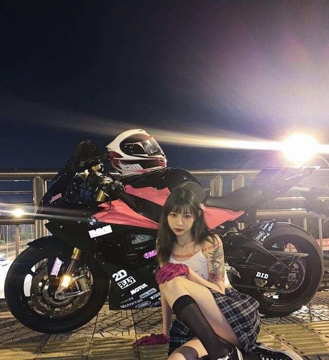痞幼晒23.5万新机车,一查价格男粉沸腾,集体要求后座留位置