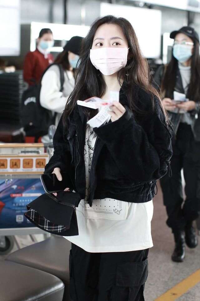 张靓颖长T恤搭短外套简约个性 微卷长髮尽显慵懒粉