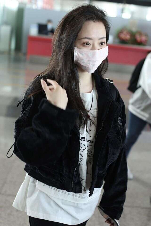 张靓颖长T恤搭短外套简约个性 微卷长髮尽显慵懒粉